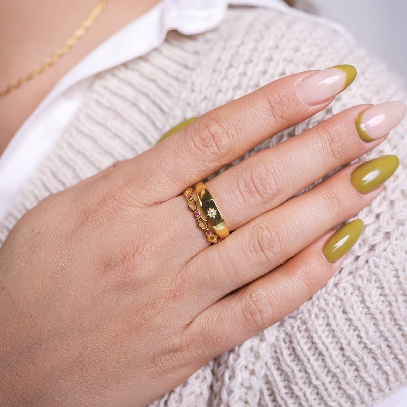 BOLD STAR SIGNET RING